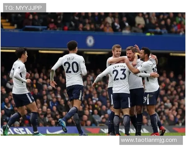 英超曼联主场大胜热刺,卢卡库梅开二度助球队跻身前四 英超曼联主场大胜热刺,卢卡库梅开二度助球队跻身前四